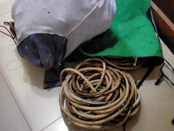Viral Maling Naik Atap Usai Kepergok Bobol Rumah Kosong di Bojongsari