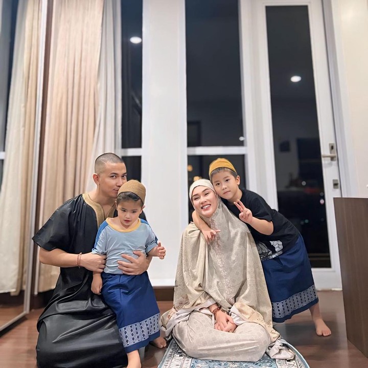 <p>Duka mendalam masih menyelimuti keluarga mendiang Stevie Agnecya, Bunda. Tidak hanya sang suami, Anggi Pratama, kedua anak Stevie, Jeje dan Jojo, juga merasakan hal yang sama. (Foto: Instagram @anggipratamazayn)</p>