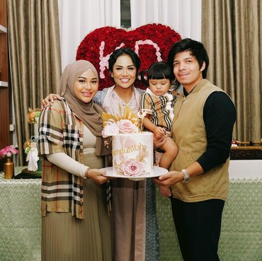 Pegang Perut di Ultah KD, Aurel Hermansyah Hamil Lagi?