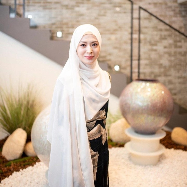 <p>Pashmina dapat membuat penampilan terlihat lebih elegan seperti Ayana Moon. Ia mengenakan pashmina putih yang dibiarkan menjuntai pada bagian pundak. Gaya hijab ini juga membuat penampilan terlihat santun karena menutup dada. (Foto: Instagram @xolovelyayana)</p>