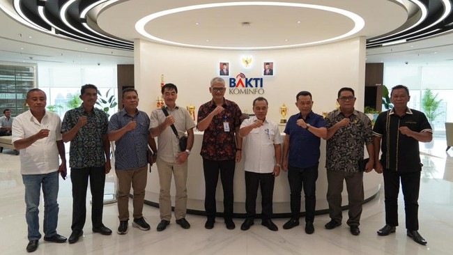 kunjungan kerja membahas isu konektivitas internet yang berkaitan relokasi BTS yang sudah beroperasi, serta peningkatan akses internet di wilayah Sangihe.