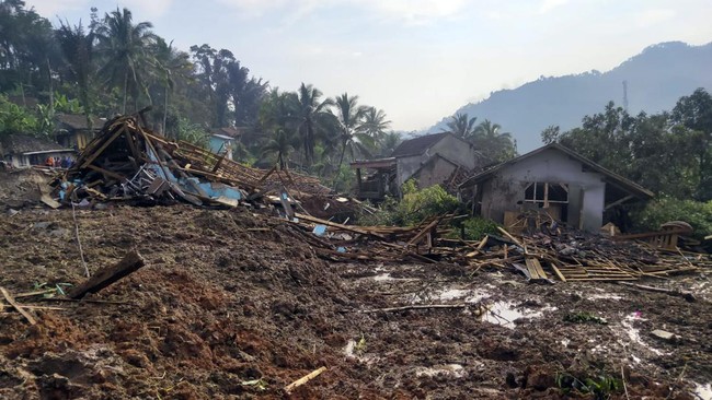 Sembilan orang diduga masih tertimbun longsor di Kampung Gintung, Desa Cibenda, Kecamatan Cipongkor, Kabupaten Bandung Barat.