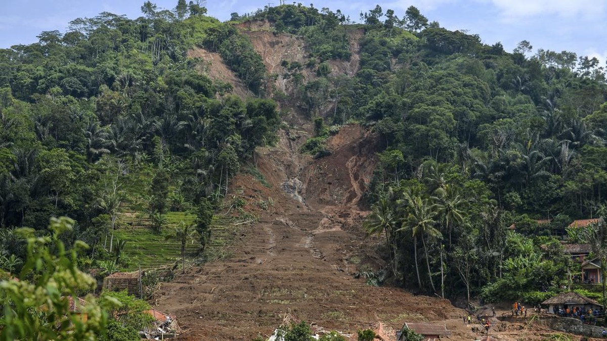 FOTO: Longsor dan Banjir Bandang Hantam Cipongkor Bandung Barat