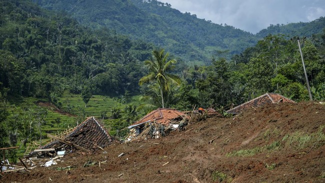 Tragedi Longsor Bandung Barat: 4 Korban Berhasil Ditemukan, 6 Masih Terkubur