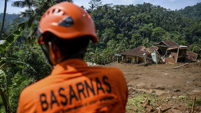 Delapan belas warga di Kabupaten Tana Toraja tewas tertimbun longsor.