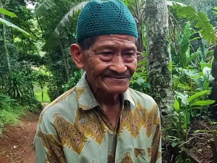 Marbot Lansia Hidup Sebatang Kara Bersandar pada Sepetak Kebun Rempah