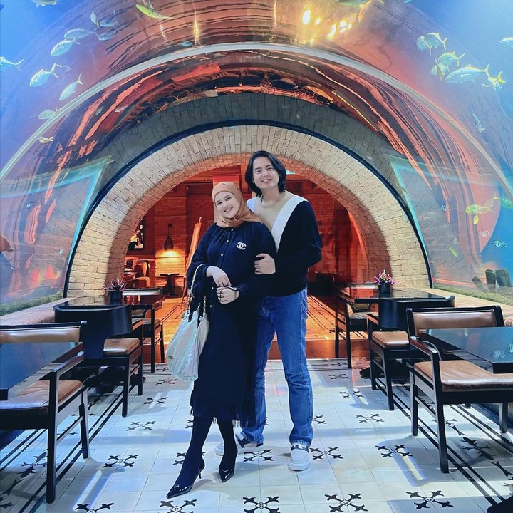 <p>Istri Roger Danuarta ini terlihat lebih ramping. Ternyata, program diet yang dijalani Cut Meyriska membuatnya berhasil menurunkan berat badannya yang sempat naik ketika hamil anak kedua. (Foto: Instagram @cutratumeyriska)</p>