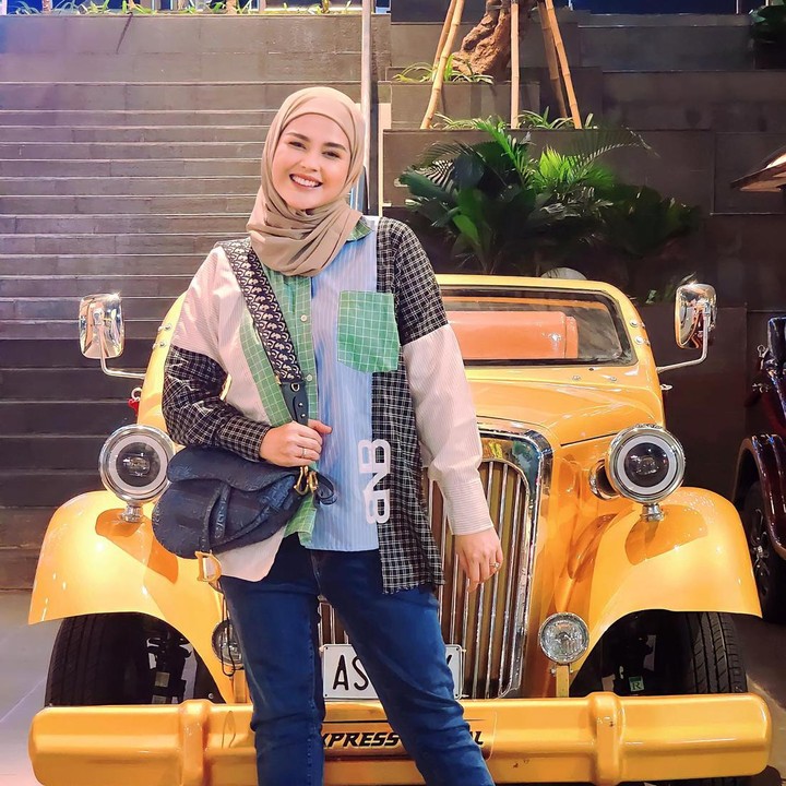 <p>Dalam potret yang dibagikan, Cut Meyriska terlihat mengenakan kemeja bermotif <em>plaid</em> warna-warni yang dipadukan bersama celana jins. (Foto: Instagram @cutratumeyriska)</p>