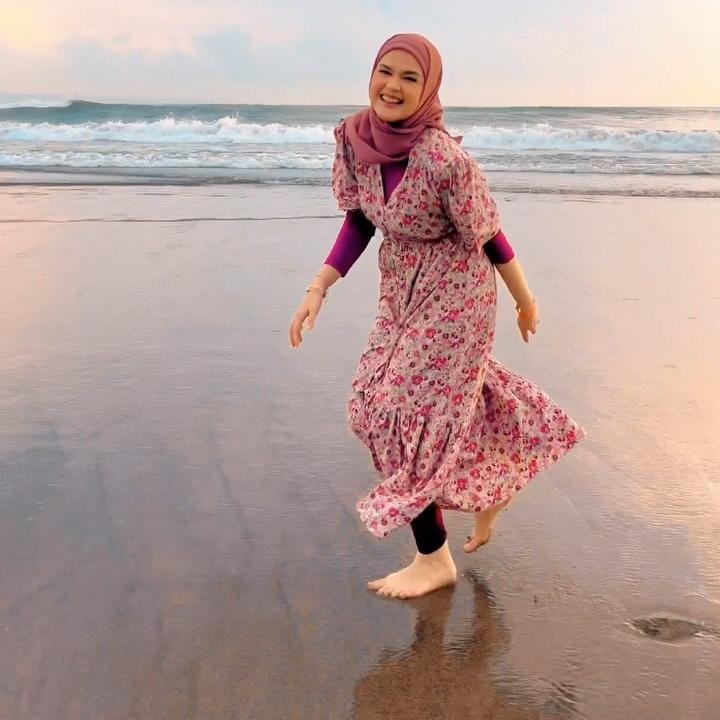 <p>Cut Meyriska dikenal sebagai publik figur yang selalu memerhatikan penampilan. Bahkan belakangan ini, ia menjalani program diet dan gaya hidup sehat demi mengembalikan berat badan ideal. (Foto: Instagram @cutratumeyriska)</p>