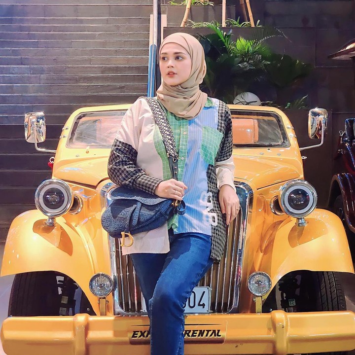 <p>Tubuh yang lebih ramping membuat Cut Meyriska tampak lebih memesona. Tengok saja potretnya dengan OOTD busana kasual. (Foto: Instagram @cutratumeyriska)</p>