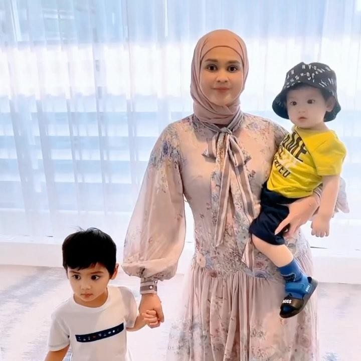 <p>Tak hanya terlihat lebih ramping, perempuan yang akrab disapa Chika ini juga terlihat lebih bahagia usai berhasil menurunkan berat badannya. Penampilannya bikin pangling, ya? (Foto: Instagram @cutratumeyriska)</p>