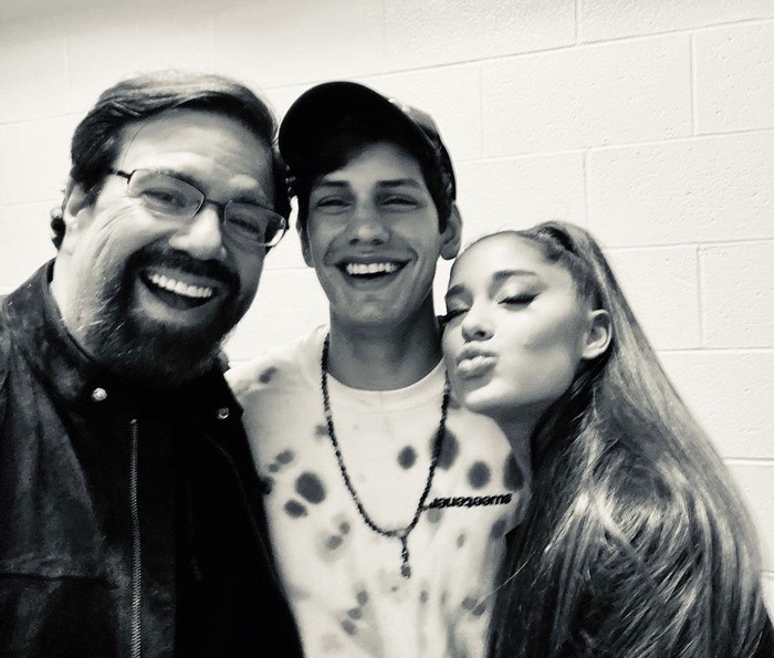 Dan Schneider (kiri)