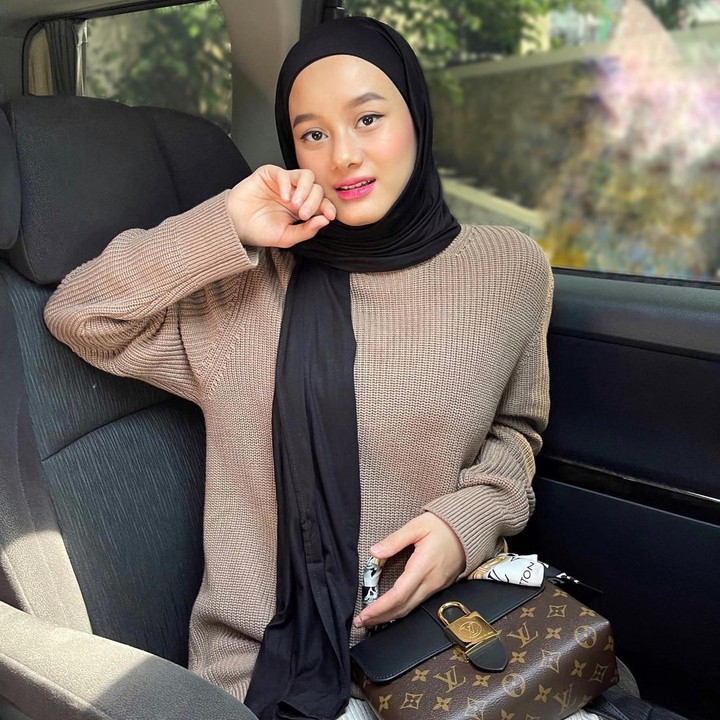 <p>Bunda dapat mengenakan <em>sweater</em> untuk tampilan <em>chic</em> di acara kasual. Padukan bersama pashmina sebagai pelengkap <em>outfit</em> Bunda yang <em>stylish.</em> (Foto: Instagram @dindahw)</p>