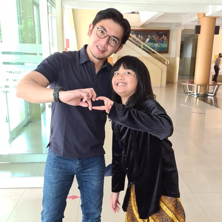 <p>Aktor sekaligus chef ternama Nicky Tirta pernah menikah dengan Liza Elly Purnamasari pada tahun 2012. Dari pernikahan ini, pria 40 tahun itu pun dikaruniai seorang anak perempuan. (Foto: Instagram: @ellynatirta)</p>