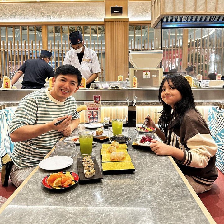 <p>Nicky sendiri sering mengunggah potret kebersamaannya dengan putri semata wayangnya ini pada laman Instagram. Tidak terasa, kini sang putri sudah beranjak remaja. (Foto: Instagram: @nickytirta)</p>