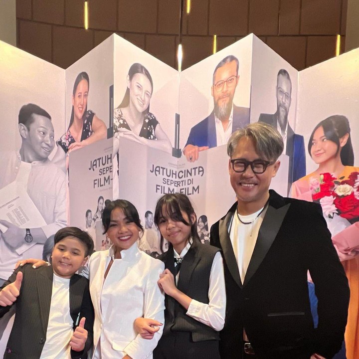 <p>Melihat dari laman Instagram-nya, Nirina dan keluarga kerap berlibur ke berbagai tempat yang menarik. Potret kebahagiaan ini pun diabadikan dan diunggah langsung pada laman Instagram. (Foto: Instagram: @nirinazubir_)</p>