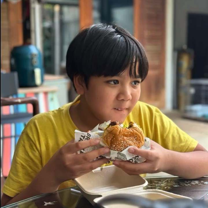 <p>"Selalu sehat dan menjadi anak yang saleh ya Elzo," ungkap seorang netizen. "Elzo keren, semoga sehat selalu ya," kata netizen lainnya dengan emotikon hati. (Foto: Instagram: @nirinazubir_)</p>