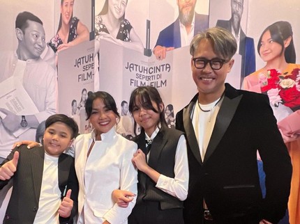 Intip 7 Potret Tampan Elzo Anak Bungsu Nirina Zubir yang Jarang Tersorot