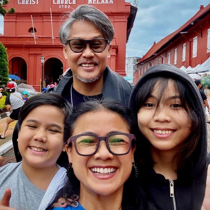 <p>Setelah menikah dengan Ernest Cokelat, Nirina Zubir dikaruniai dua orang anak, Bunda. Keduanya pun diberi nama Zivara Ruciragati Sharief dan Elzo Jaydo Anvaya. (Foto: Instagram: @nirinazubir_)</p>