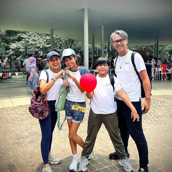 <p>"Jadi ini hari Sabtuku. Waktuku untuk membahagiakan aku dan keluargaku. Semoga kalian semua memiliki hari yang hebat juga," tulisnya seraya mengunggah momen kebersamaannya dengan keluarga. (Foto: Instagram: @nirinazubir_)</p>