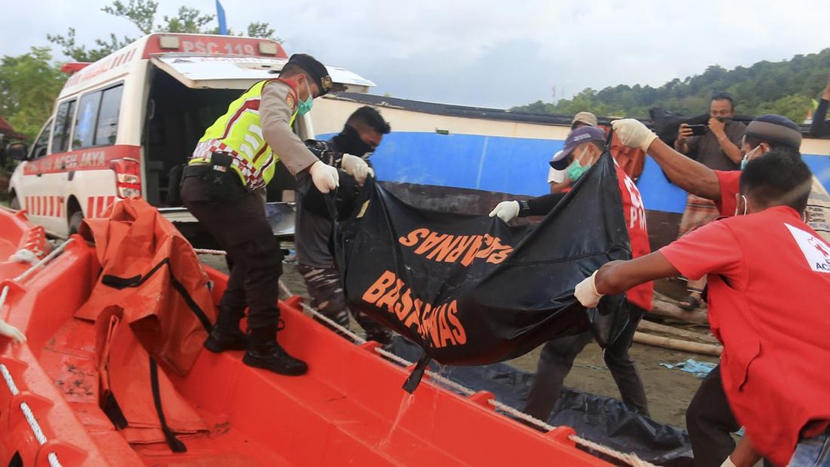 FOTO: Evakuasi dan Pemakaman Jenazah Rohingya di Perairan Laut Aceh