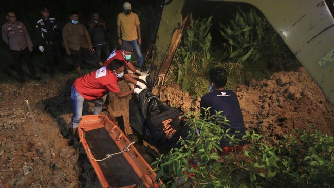 FOTO: Evakuasi dan Pemakaman Jenazah Rohingya di Perairan Laut Aceh