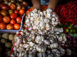 Harga Sembako Jatim Hari Ini, Bawang Putih dan Cabai Besar Turun
