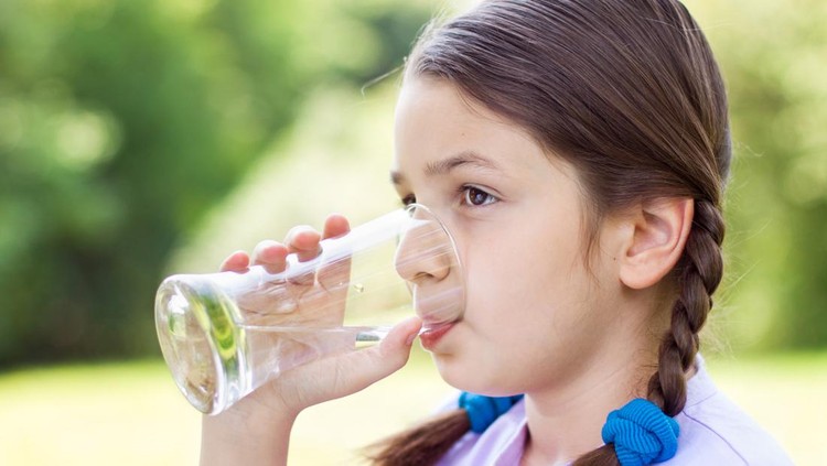 Ilustrasi anak minum air mineral
