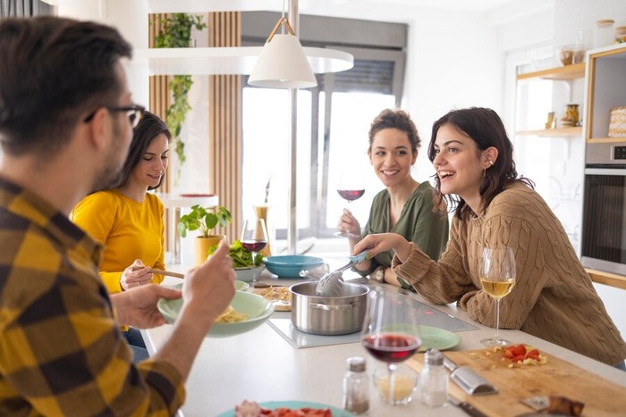 Ilustrasi makan bersama teman/Foto: freepik.com/freepik