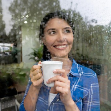 Nggak Bisa Hangout Gegara Hujan? Coba Lakukan Aktivitas Ini Biar Nggak Bosan di Rumah!