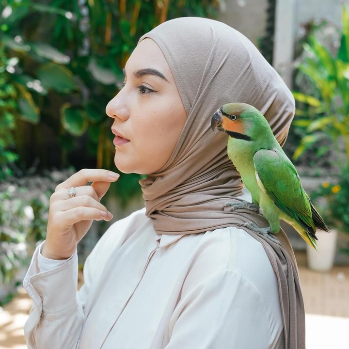 <p>Bagi sebagian orang, pashmina menjadi pilihan yang pas untuk <em>outfit</em> sehari-hari. Seperti Irish Bella, Bunda bisa memakai pashmina bahan <em>jersey</em> yang tidak panas ketika dipakai di cuaca terik. Cukup padukan dengan gamis atau <em>dress</em> agar terlihat modis. (Foto: Instagram @_irishbella_)</p>
