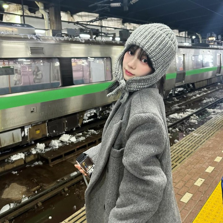 <p>Karina atau Yu Jimin merupakan leader dari girl group aespa, Bunda. Berada di bawah naungan SM Entertainment, dalam grup tersebut ia menempati posisi sebagai penyanyi, penari, dan rapper. (Foto: Instagram @katarinabluu)<br /><br /><br /></p>