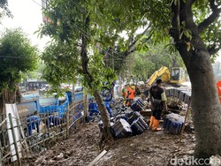 Hek Kramat Jati Banjir Akibat Kali Luber, Petugas Pasang Kisdam-Bronjong