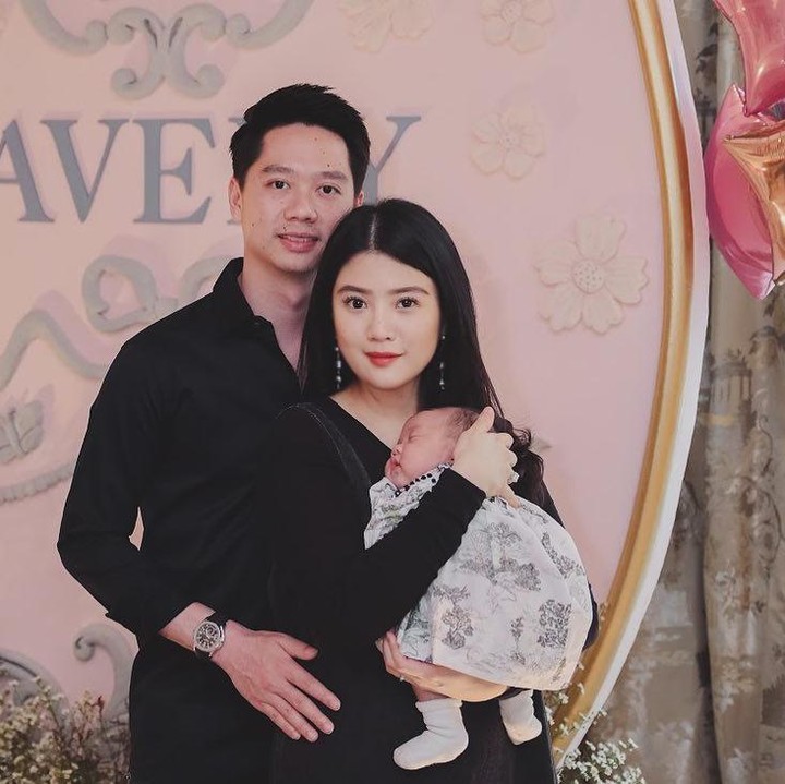 <p>Avery lahir pada 8 Januari 2024 dan disambut dengan sukacita oleh keluarga besar ayah dan ibunda. Di usianya yang baru menginjak 2 bulan, Avery selalu berhasil mencuri perhatian. Kita doakan, semoga keluarga ini selalu dalam lindungan Tuhan dan bahagia selalu, ya. (Foto: Instagram @valenciatanoe)</p>