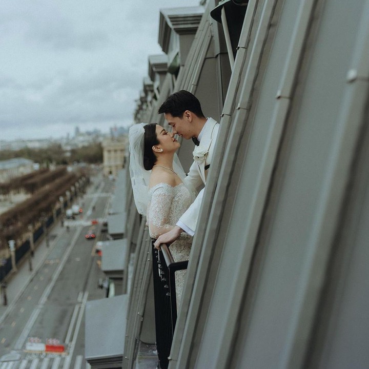 <p>Unggahan tersebut juga mendapat banyak reaksi dari publik. Melalui kolom komenter, mereka mendapat ucapan selamat serta doa kebaikan. "<em>Happy Anniversary</em> Kevin & Valen Super gak berasa ya," kata akun @yu_ci****. (Foto: Instagram @valenciatanoe)<br /><br /><br /></p>