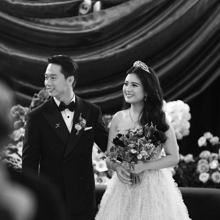 <p>Untuk memperingati hari bahagia tersebut, Valencia membagikan postingan foto di akun Instagramnya. Dalam unggahan tersebut, ia mengunggah potret pernikahan mereka. " <em>Happy 1 year anniversary, sayang. One down, forever to go,</em>" tulisnya sebagai caption, dikutip dari akun @valenciatanoe.(Foto: Instagram @valenciatanoe)<br /><br /><br /></p>