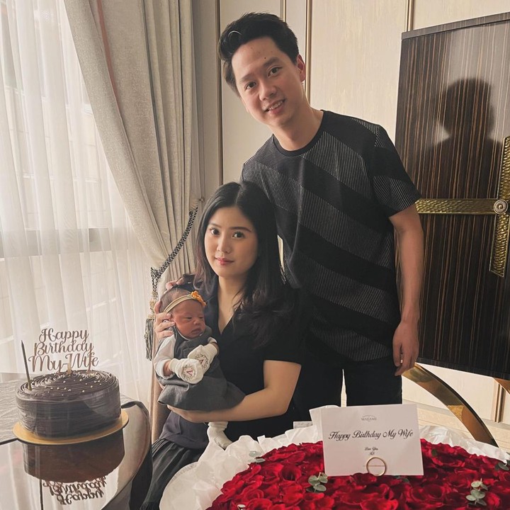 <p>Selama setahun berjalan, perjalanan rumah tangga Kevin dan Valencia memang dikenal harmonis. Keluarga mereka juga tampak bahagia, apalagi sudah dikarunia seorang bayi perempuan bernama Avery. (Foto: Instagram @valenciatanoe)<br /><br /><br /></p>