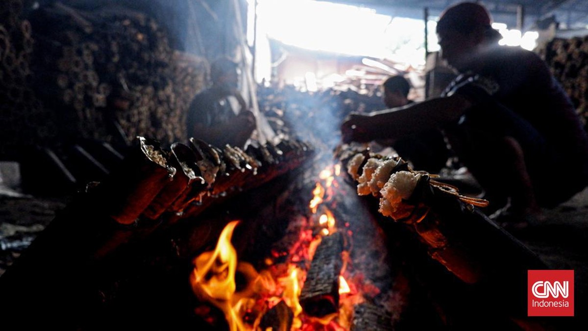 FOTO: Melongok Lemang, Kudapan Gurih Khas Ramadhan