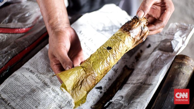 FOTO: Melongok Lemang, Kudapan Gurih Khas Ramadhan