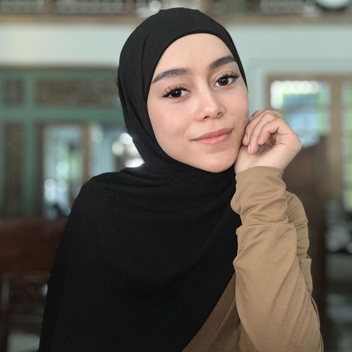 <p>Pashmina instan seperti yang dipakai oleh Lesti Kejora juga menjadi tren hijab belakangan ini. Selain praktis, pashmina ini bisa bikin pemakainya terlihat sangat modis. Bunda dapat memadukannya dengan busana apapun, seperti <em>blouse,</em> kemeja, atau kaus lengan panjang. (Foto: Instagram @lestikejora)</p>