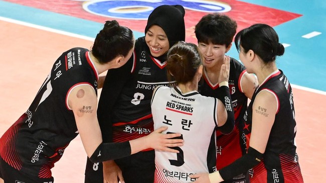 Megawati Hangestri Pertiwi meluapkan kebahagiaan kemenangan Red Sparks atas Pink Spiders di playoff Liga Voli Korea dengan sujud syukur, Minggu (24/3).