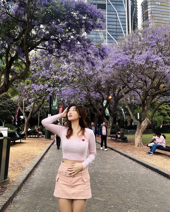 Tak jarang Livy mengenakan outfit pink yang dipadu rona serasi. Kombinasi blush pink pada cropped tee serta rok peachy aksen buckle, misalnya. Foto: Instagram.com/livyrenata