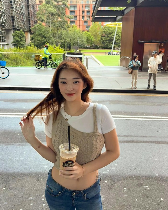 Outfit kasual lain yang ditampilkannya diberi sentuhan edgy. Cropped tshirt putih lebih menarik saat ditumpuk knitwear dengan strap asimetris, lalu dipasangkan dengan celana jeans/ Foto: Instagram.com/livyrenata