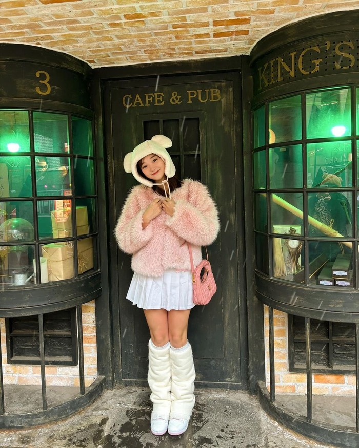 Berpelesir ke Korea Selatan, perempuan 21 tahun ini suguhkan tampilan lebih cute. Ia memilih shearling jacket yang hangat, tennis skirt, dan sneakers. Namun untuk meningkatkan gayanya, leg warmer dan topi senada turut menyatu dalam look/ Foto: Instagram.com/livyrenata
