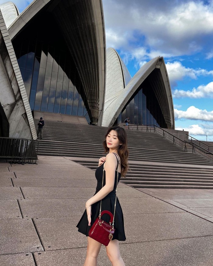 Fashion items warna deep red belakangan trending. Fashion item itu juga dikenakan Livy. Tengok OOTD-nya berikut ini di mana ia memadukan flare dress hitam dengan tas Lady Dior merah sehingga perhatian pun jatuh pada tas/ Foto: Instagram.com/livyrenata