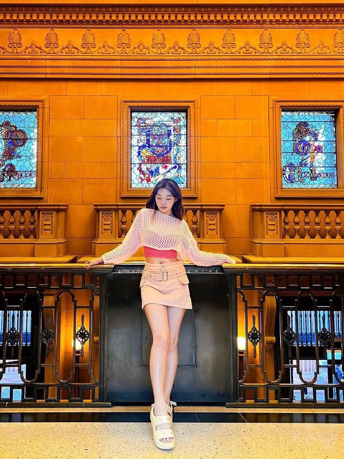 Bak Kpop Idol, Livy juga tak ragu kombinasikan mesh top. Masih dalam warna pink yang seolah jadi favoritnya, mesh top lengan panjang melapisi bra top dalam rona kontras, serta dipadankan rok aksen buckle/ Foto: Instagram.com/livyrenata