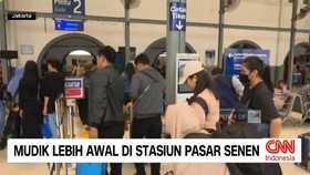 VIDEO: Mudik Lebih Awal di Stasiun Pasar Senen