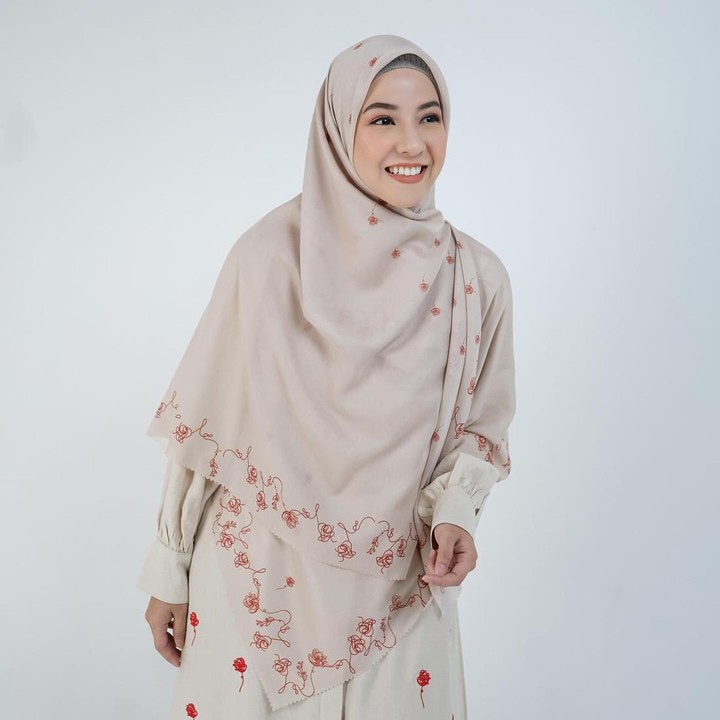 <p>Permainan busana motif dengan hijab segi empat menutup dada seperti yang dipakai Natasha Rizky, juga bisa dijadikan sebagai inspirasi gaya Lebaran. Pastikan untuk memakai hijab dengan motif yang lebih sedikit agar tampilannya tetap seimbang, ya. (Foto: Instagram @natasharizkynew)</p>