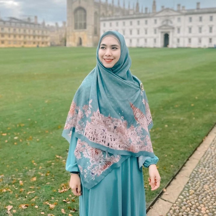 <p>Oki Setiana Dewi dikenal sebagai salah satu artis berhijab yang selalu tampil santun. Ia tampil memesona dalam balutan hijab yang menutup dada. Gamis dan hijab dari warna yang senada dapat menjadi paduan manis untuk gaya busana Idul Fitri. (Foto: Instagram @okisetianadewi)</p>