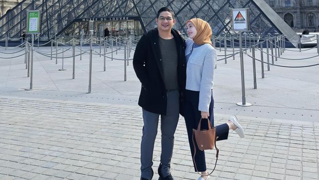Pasha Ungu curhat dan ungkap barang-barang yang hilang imbas sang istri, Adelia, kemalingan saat liburan di Paris.
